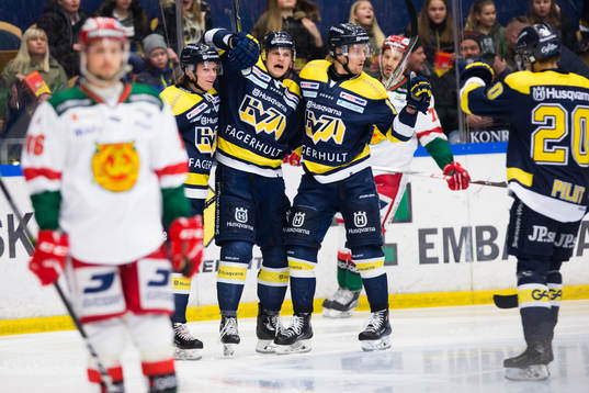 s Tom Hedberg, Max Wärn och Oscar Sundh jublar