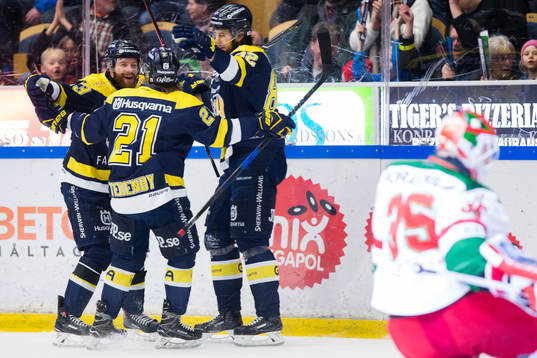 s Robin Figren, Mattias Tedenby och Kevin Stenlund jublar