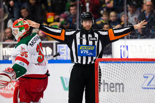 Domare Mikael Sjöqvist viftar avvärjande