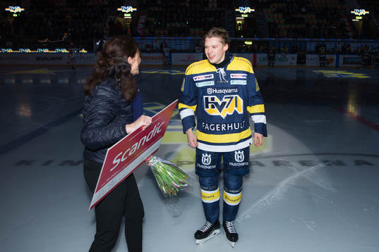 s Lawrence Pilut tar emot priset som månadens spelare i