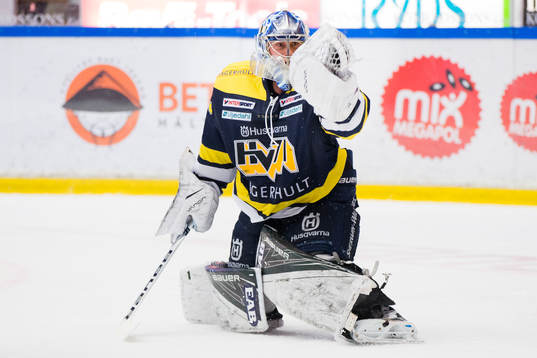 s målvakt Fredrik Pettersson-Wentzel räddar