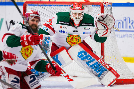 Moras målvakt Christian Engstrand fokuserar på pucken