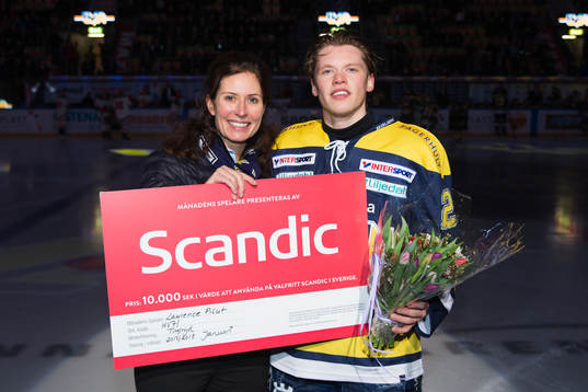 s Lawrence Pilut tar emot priset som månadens spelare i