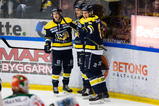 s Bill Sweatt, Pierre Engvall och Victor Ejdsell jublar
