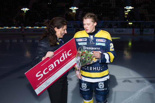 s Lawrence Pilut tar emot priset som månadens spelare i