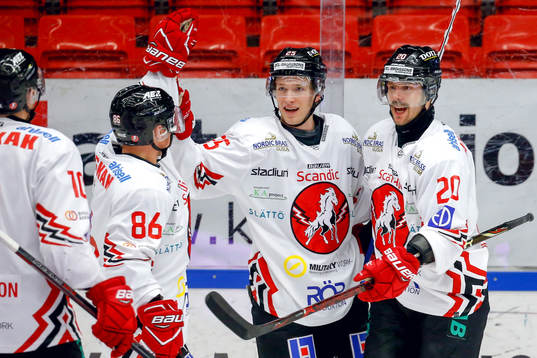 Vita Hästens Henrik Nyberg jublar med lagkamrater
