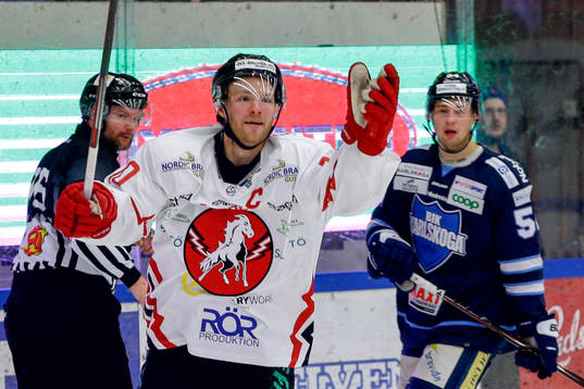 Vita Hästens Jesper Samuelsson jublar