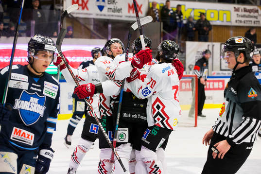 Vita Hästens Jesper Samuelsson jublar
