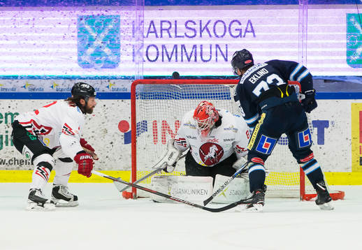 Karlskogas Oliver Eklind oroar framför Vita Hästens
