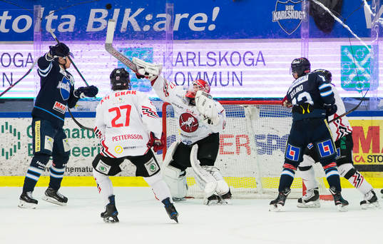 Karlskogas Oliver Eklind oroar framför Vita Hästens