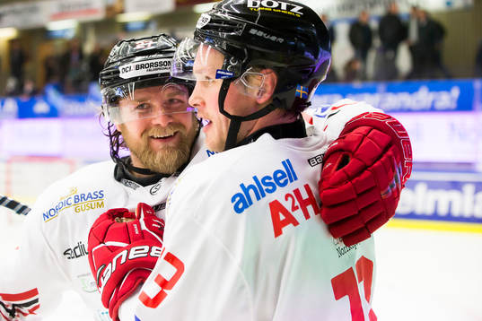 Vita Hästens  Villiam Haag firar med Alexander Pettersson