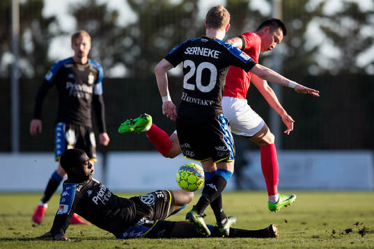 IFK Göteborgs Adil Titi glidtacklar