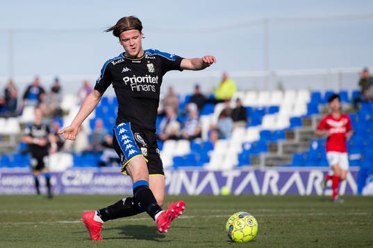 IFK Göteborgs August Erlingmark skjuter ett skott