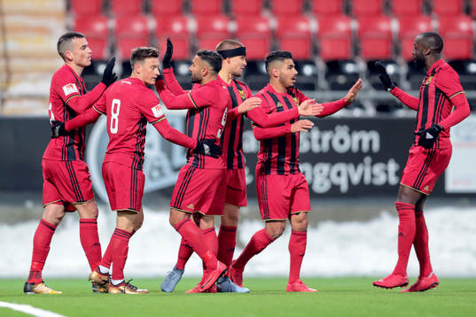 Östersunds Dino Islamovic jublar med lagkamrater