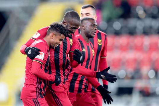 Östersunds Tesfaldet Tekie jublar med lagkamrater