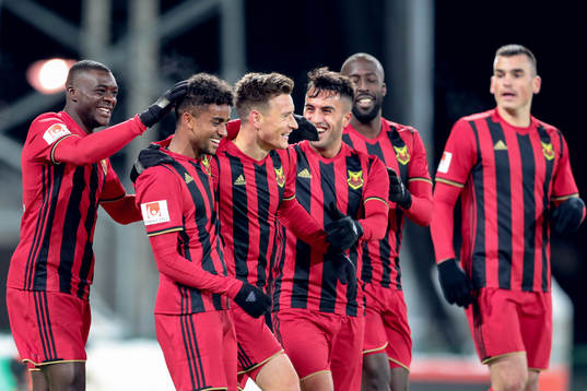 Östersunds Tesfaldet Tekie jublar med lagkamrater