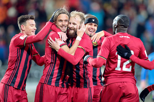 Östersunds Tom Pettersson jublar med lagkamrater