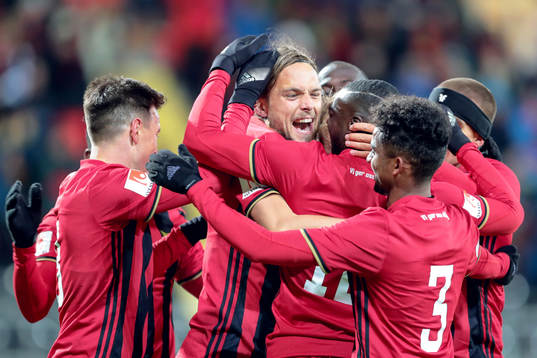Östersunds Tom Pettersson jublar med lagkamrater