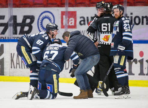 Karlskogas Victor Berglind skadas och får lämna isen