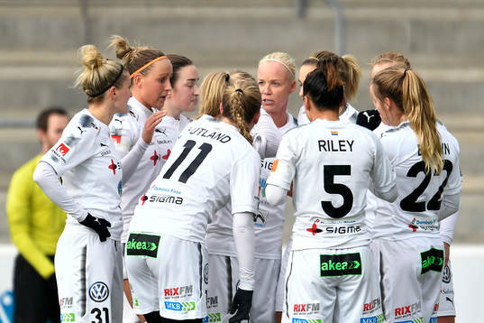 Rosengårds Sanne Troelsgaard Nielsen jublar med lagkamrater