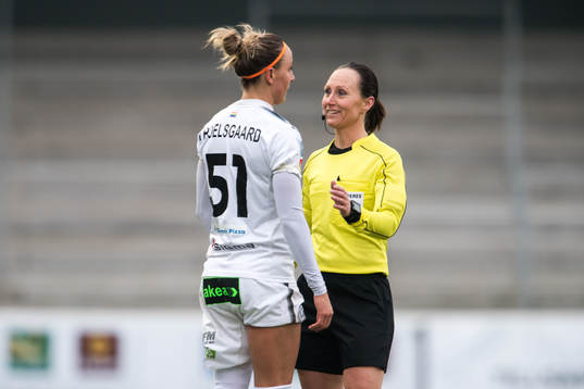 Rosengårds Sanne Troelsgaard och i diskussion med domare