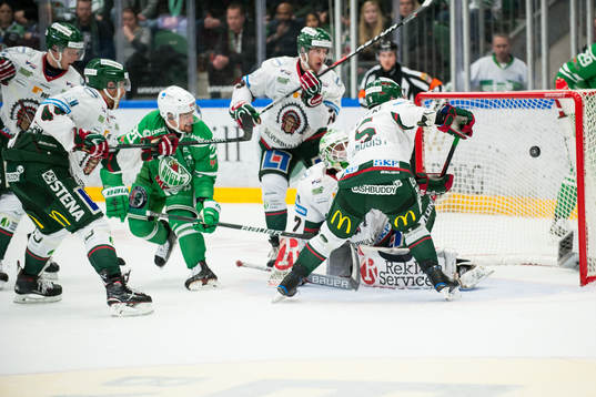 Rögles Kevin Gagné gör mål på Frölundas målvakt