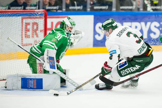 Frölundas Carl Grundström framför Rögles målvakt Ville