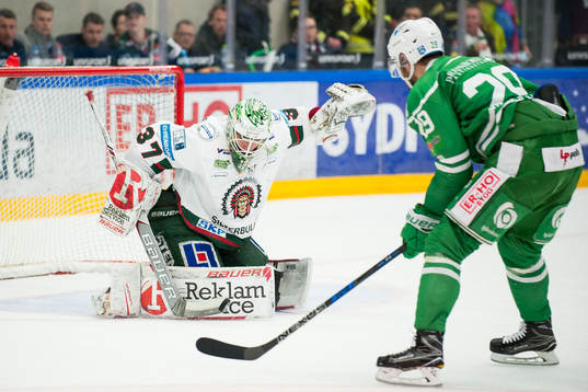 Rögles Ludvig Rensfeldt framför Frölundas målvakt Johan
