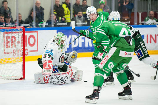 Rögles Bryan Lerg och Frölundas målvakt Johan Gustafsson