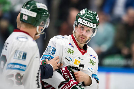 Frölundas Jonathan Sigalet hjälps ut