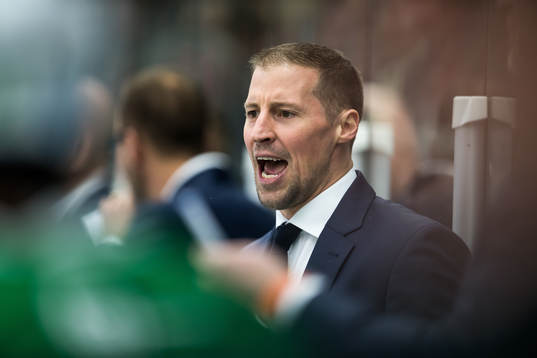 Rögles tränare Cam Abbott agerar
