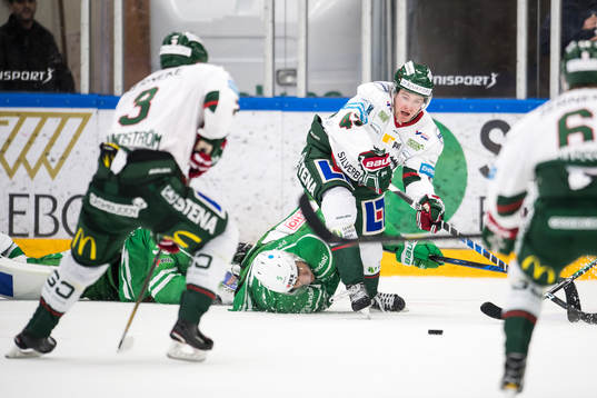 Frölundas Jesper Emanuelsson passning till Carl