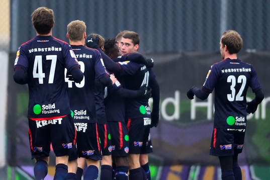 Helsingborgs Mattias Almeida jublar med lagkamrater