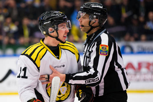 Brynäs Kevin Clark irriterad på ett domslut