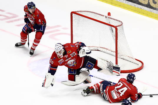 Linköpings målvakt Jonas Gustavsson i luften utan klubba