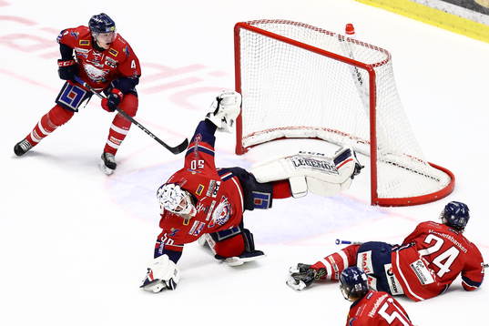 Linköpings målvakt Jonas Gustavsson i luften utan klubba