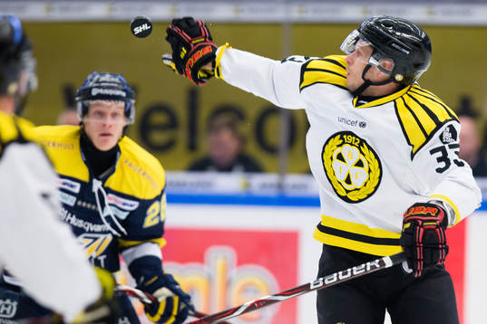 Brynäs Elias Fälth  tar ner pucken