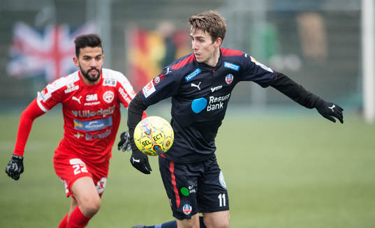 Helsingborgs Adam Eriksson jagas av Värnamos Paulo Marcelo