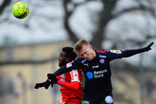 Värnamos Lumala Abbdu och Helsingborgs Andreas Landgren i