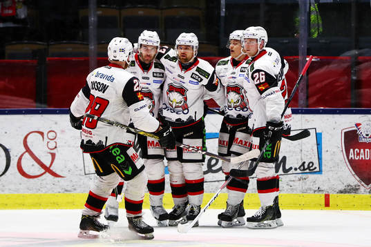 Malmö Redhawks Nichlas Hardt jublar med lagkamrater