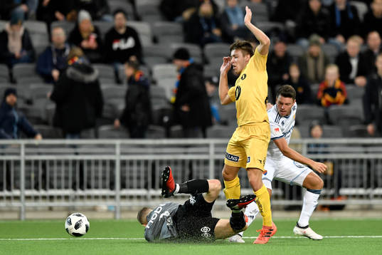 Djurgårdens Kerim Mrabti fölls och får straff