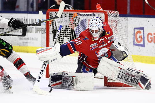 Linköpings målvakt Jonas Gustavsson räddar med pucken