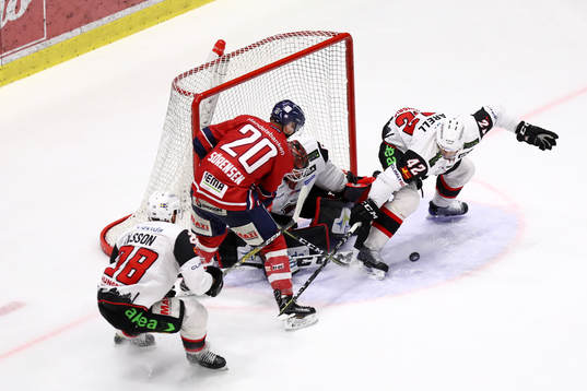 Linköpings Nick Sörenssen framför Malmö Redhawks