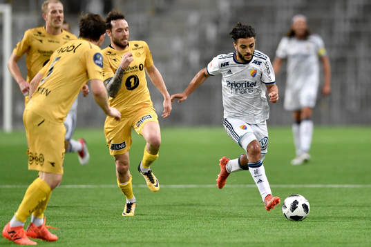 Djurgårdens Othman El Kabir driver bollen