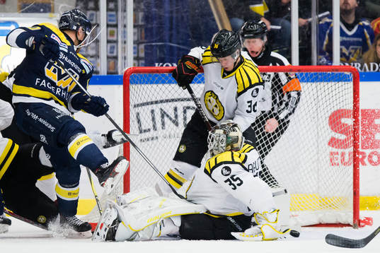 s Martin Thörnberg mot Brynäs målvakt David Rautio och