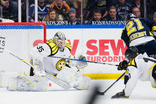 Brynäs målvakt David Rautio och Marcus Ersson