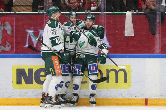 Färjestads Linus Persson (till höger) jublar med Joakim