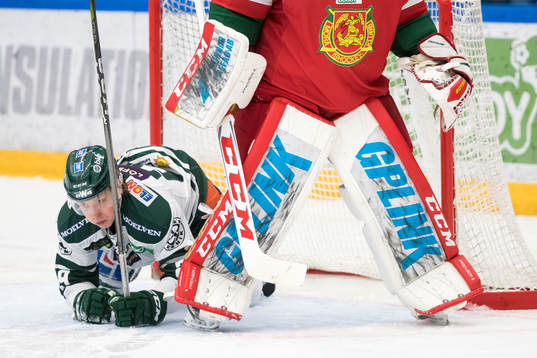 Färjestads Oskar Steen  i ishockeymatchen i SHL mellan