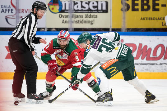 Moras Andrew Rowe och Färjestads Niklas Fogström  i