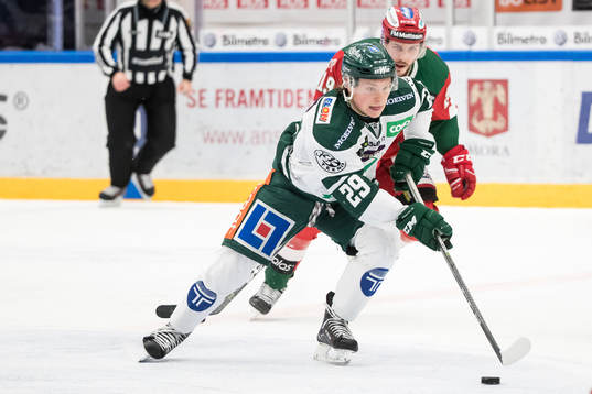 Färjestads Oskar Steen  i ishockeymatchen i SHL mellan